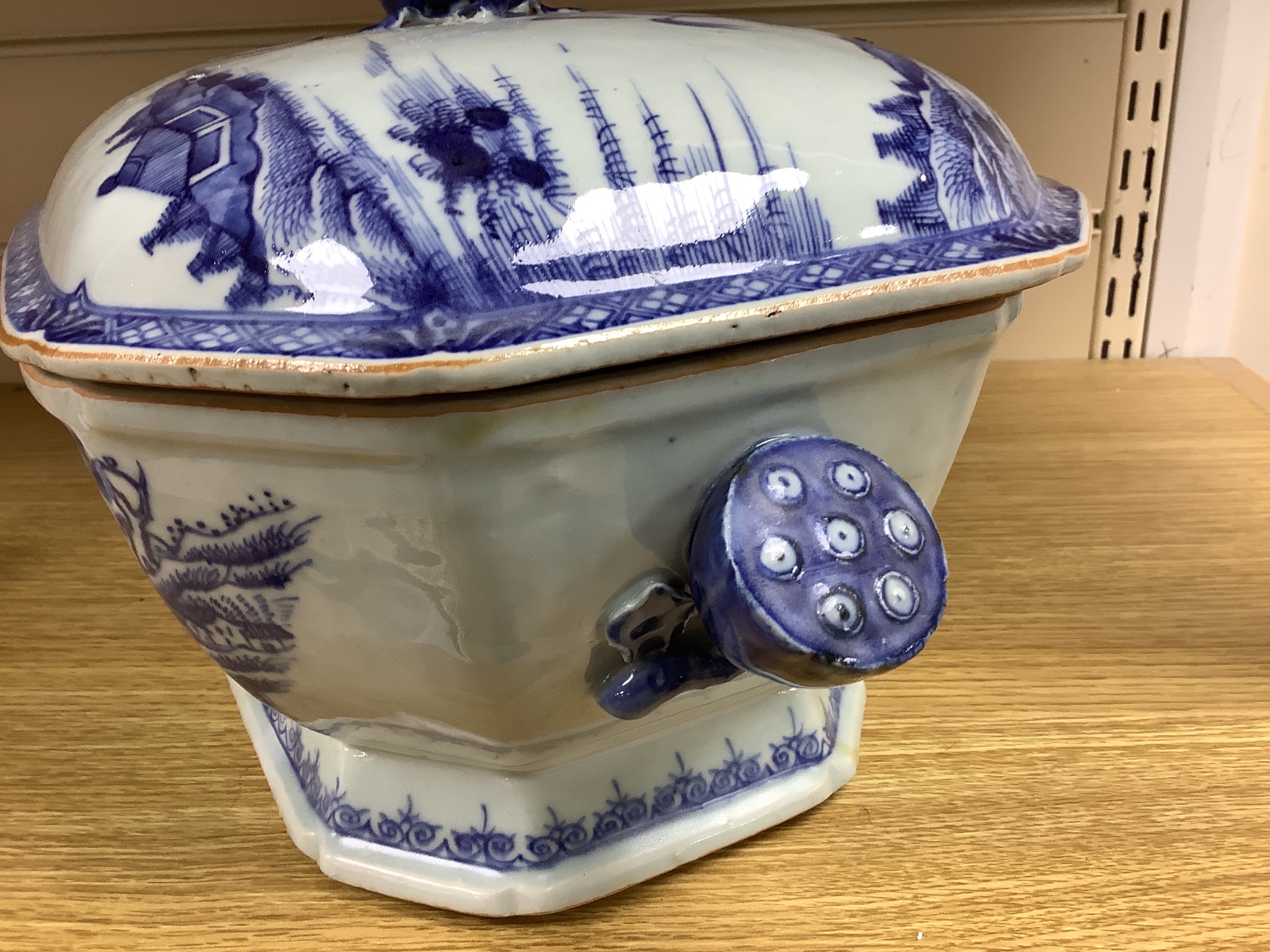 A Chinese export blue and white tureen, lotus handles, 24cm